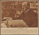 104867 Portret van dr. J.H. Gunning (1858-1940), bij zijn 50-jarig jubileum als dominee, 40-jarig jubileum als ...